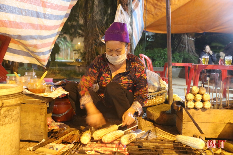 Hấp dẫn ngô, khoai nướng vỉa hè Thành Sen những đêm đầu đông