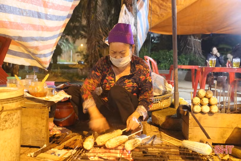 Hấp dẫn ngô, khoai nướng vỉa hè Thành Sen những đêm đầu đông