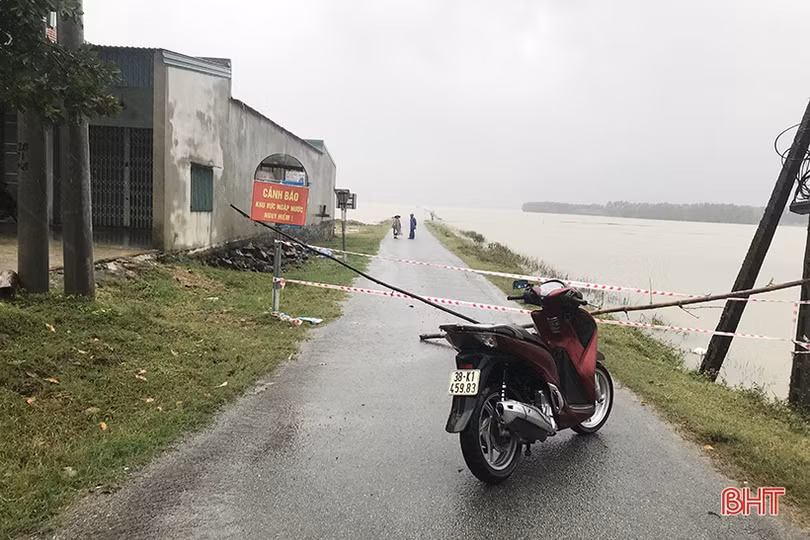 Nước lên nhanh, người dân Kỳ Anh tất bật dọn đồ đạc