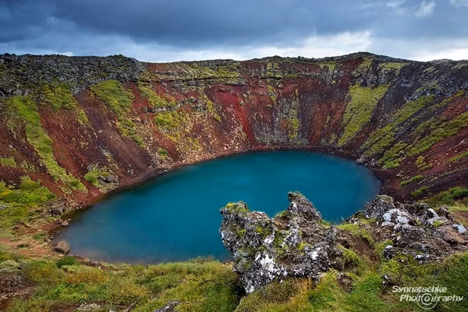 Vì sao hồ miệng núi lửa ở Iceland có màu ngọc lam đặc biệt?