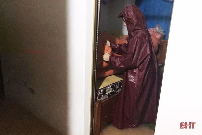 Nước lên nhanh, người dân Kỳ Anh tất bật dọn đồ đạc