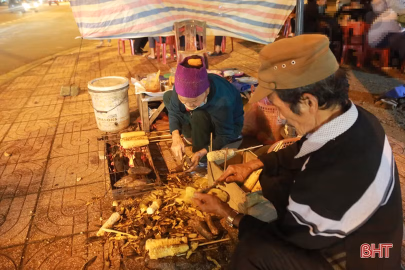 Hấp dẫn ngô, khoai nướng vỉa hè Thành Sen những đêm đầu đông