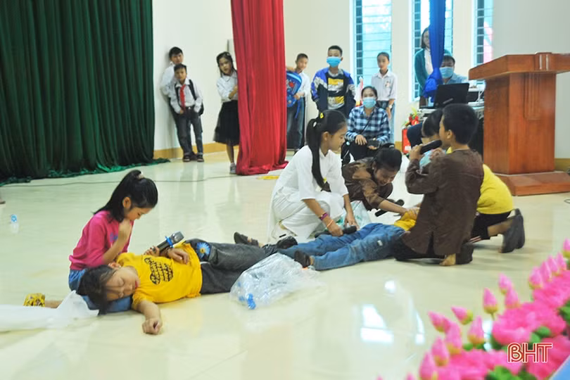 Học sinh Hương Khê thi tài phòng tránh tai nạn bom mìn