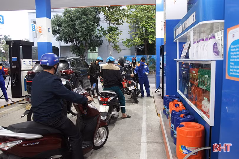 Người dân TP Hà Tĩnh tranh thủ đi đổ xăng trước thông tin xăng tăng giá