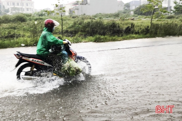 Mưa lớn gây ngập một số tuyến đường dân sinh ở TX Kỳ Anh