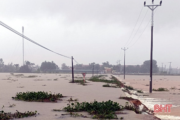 Mưa lớn, ngập quốc lộ 1 đoạn qua xã Kỳ Phong, huyện Kỳ Anh