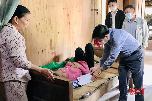 Tặng quà người cao tuổi khó khăn ở Hương Sơn