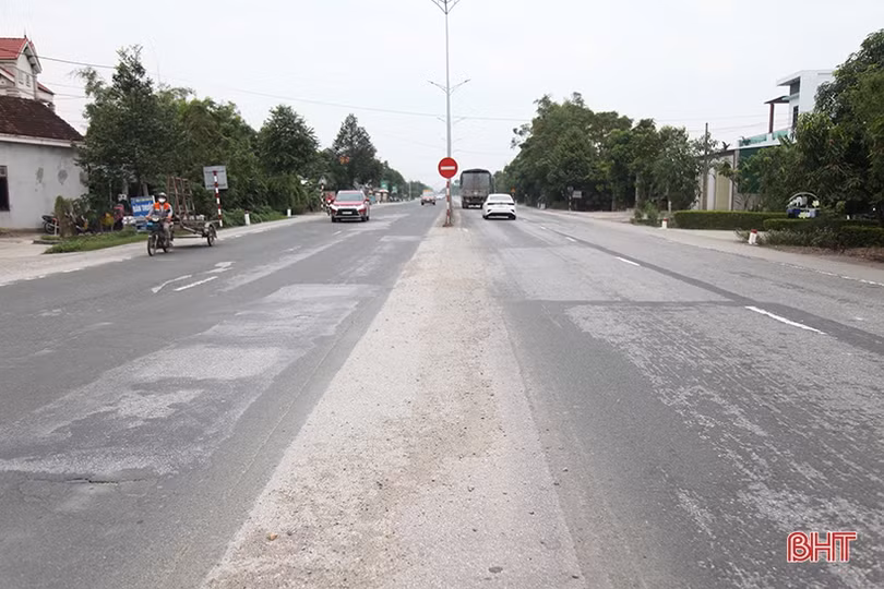 Hà Tĩnh: Quốc lộ 1 lại bong tróc, hằn lún, tiềm ẩn tai nạn giao thông