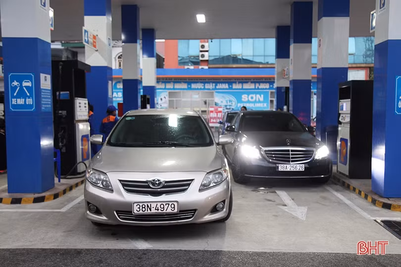 Người dân TP Hà Tĩnh tranh thủ đi đổ xăng trước thông tin xăng tăng giá