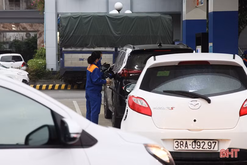 Người dân TP Hà Tĩnh tranh thủ đi đổ xăng trước thông tin xăng tăng giá