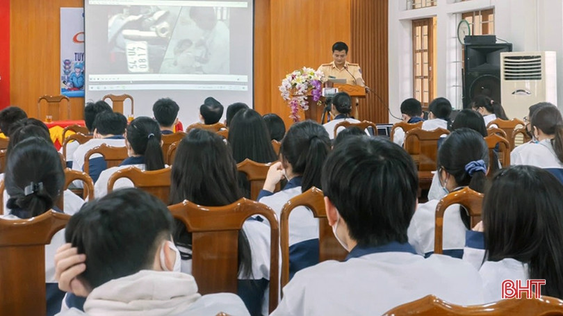Trang bị kỹ năng tham gia giao thông cho học sinh trường chuyên Hà Tĩnh