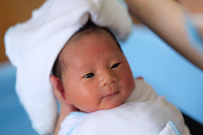 Đề xuất sinh đủ 2 con được thưởng gần 10 triệu đồng, ưu tiên mua nhà ở xã hội