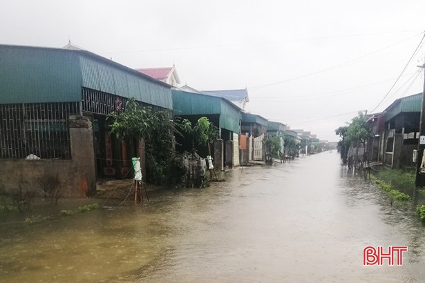 Mưa lớn gây ngập một số tuyến đường dân sinh ở TX Kỳ Anh