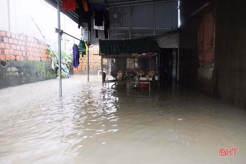 Nước lên nhanh, người dân Kỳ Anh tất bật dọn đồ đạc