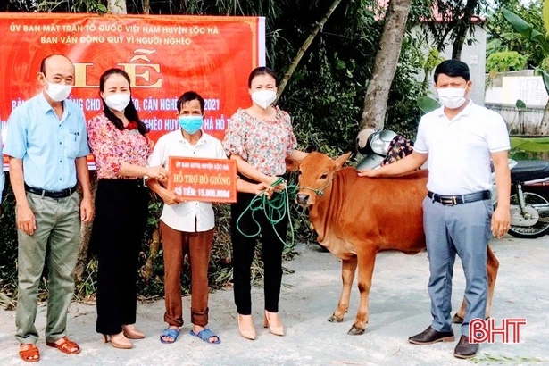 Tặng nhiều mô hình sinh kế cho người nghèo Hà Tĩnh