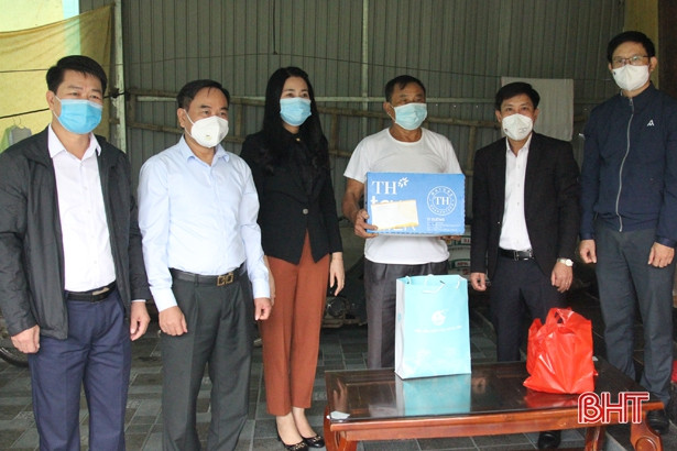 Tặng quà, động viên phụ nữ Hà Tĩnh mang thai trở về từ địa phương có dịch