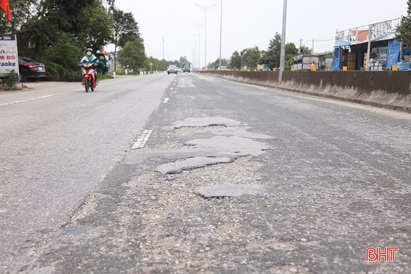 Hà Tĩnh: Quốc lộ 1 lại bong tróc, hằn lún, tiềm ẩn tai nạn giao thông