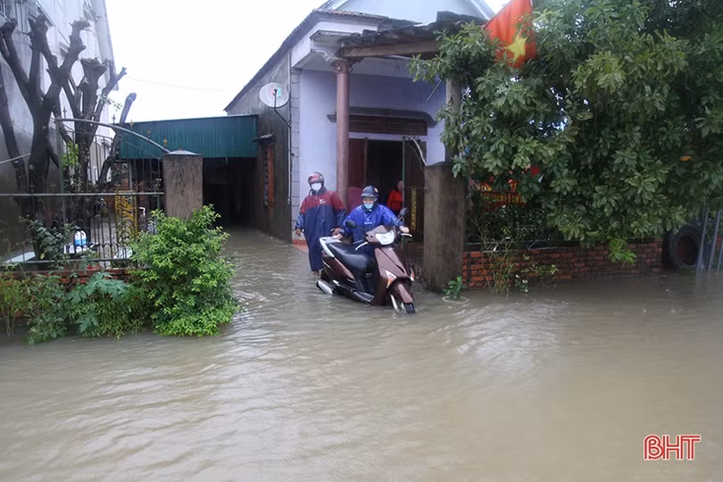 Nước lên nhanh, người dân Kỳ Anh tất bật dọn đồ đạc