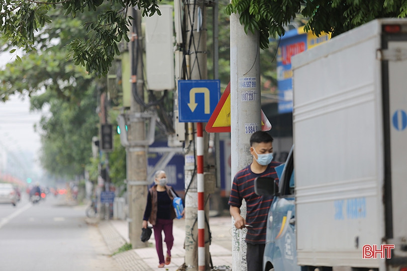 Nhiều biển báo giao thông ở TP Hà Tĩnh bị che khuất, “làm khó” người đi đường 