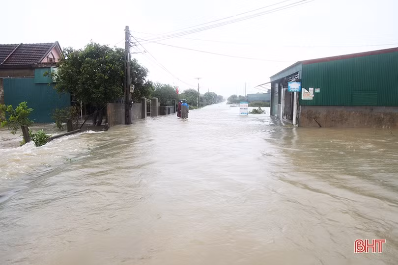 Nước lên nhanh, người dân Kỳ Anh tất bật dọn đồ đạc