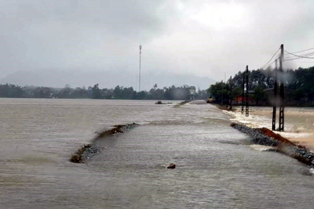Mưa lớn, ngập quốc lộ 1 đoạn qua xã Kỳ Phong, huyện Kỳ Anh
