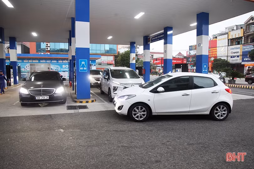 Người dân TP Hà Tĩnh tranh thủ đi đổ xăng trước thông tin xăng tăng giá