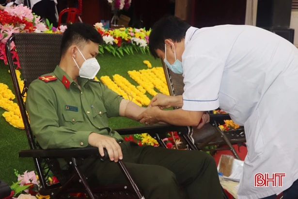 Cán bộ, đoàn viên ở Vũ Quang tham gia hiến máu tình nguyện
