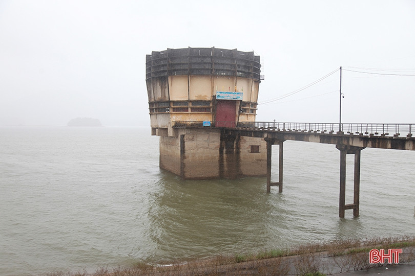 Hồ Kẻ Gỗ giảm lưu lượng xả xuống 50 m<sup>3</sup>/s, đảm bảo an toàn vùng hạ du