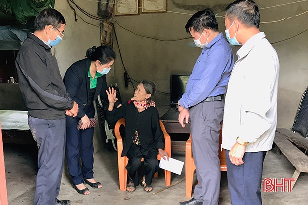 Tặng quà người cao tuổi khó khăn ở Hương Sơn