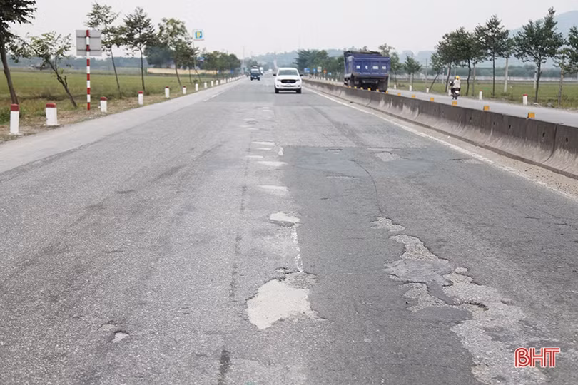 Hà Tĩnh: Quốc lộ 1 lại bong tróc, hằn lún, tiềm ẩn tai nạn giao thông