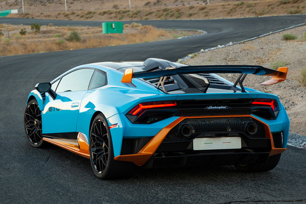 Siêu xe Lamborghini Urus với ngoại thất màu lạ mắt về Việt Nam ảnh 13 Siêu xe Lamborghini Urus với ngoại thất màu lạ mắt về Việt Nam