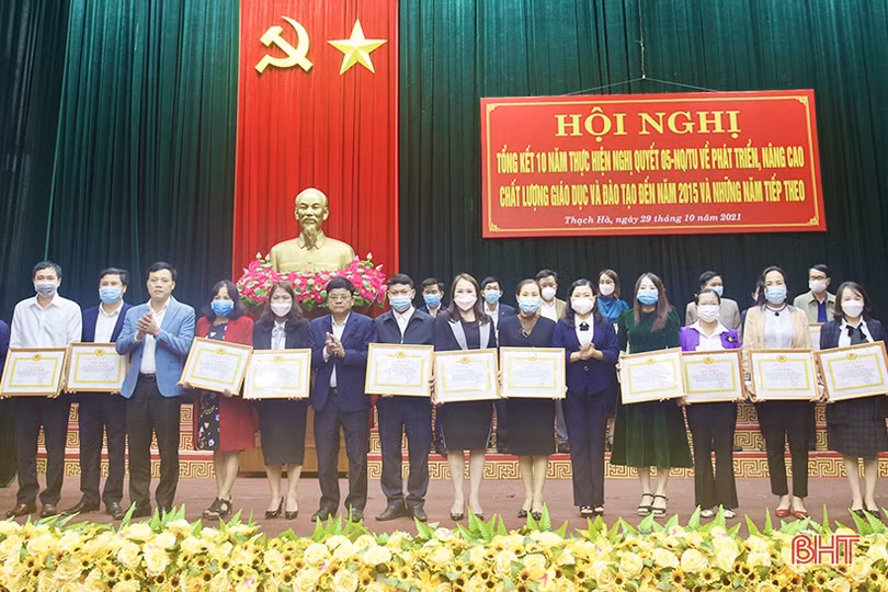 Thạch Hà khen thưởng 21 tập thể, cá nhân xuất sắc trong công tác giáo dục