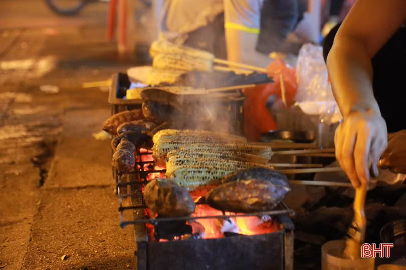 Hấp dẫn ngô, khoai nướng vỉa hè Thành Sen những đêm đầu đông