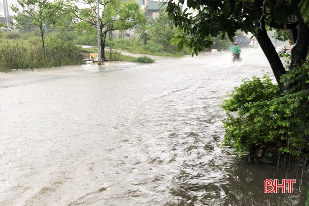 Mưa lớn gây ngập một số tuyến đường dân sinh ở TX Kỳ Anh