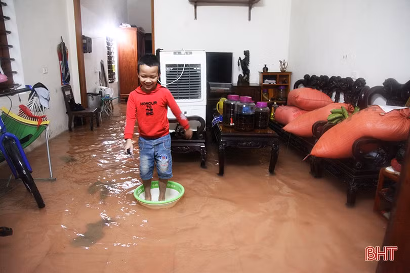 Nước lên nhanh, người dân Kỳ Anh tất bật dọn đồ đạc