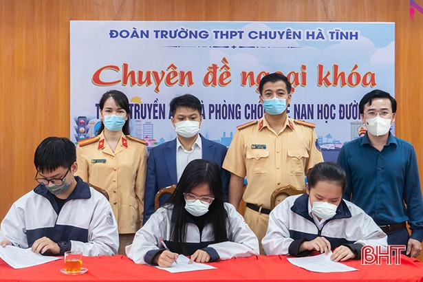 Trang bị kỹ năng tham gia giao thông cho học sinh trường chuyên Hà Tĩnh