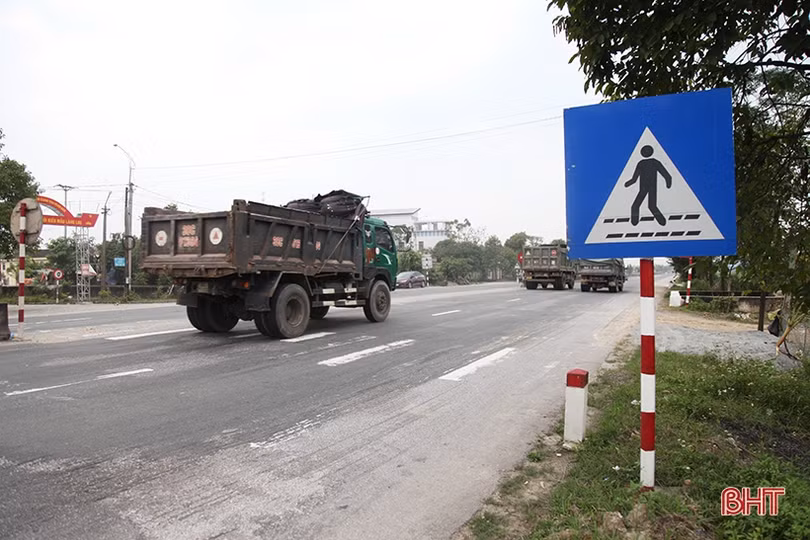 Hà Tĩnh: Quốc lộ 1 lại bong tróc, hằn lún, tiềm ẩn tai nạn giao thông