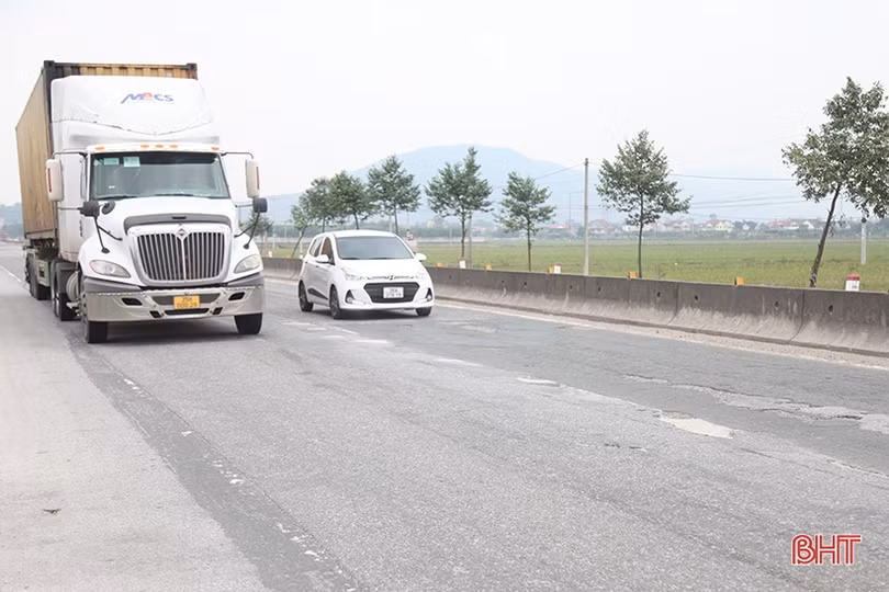 Hà Tĩnh: Quốc lộ 1 lại bong tróc, hằn lún, tiềm ẩn tai nạn giao thông