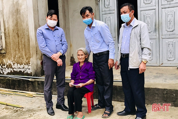 Tặng quà người cao tuổi khó khăn ở Hương Sơn