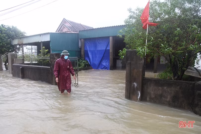 Nước lên nhanh, người dân Kỳ Anh tất bật dọn đồ đạc