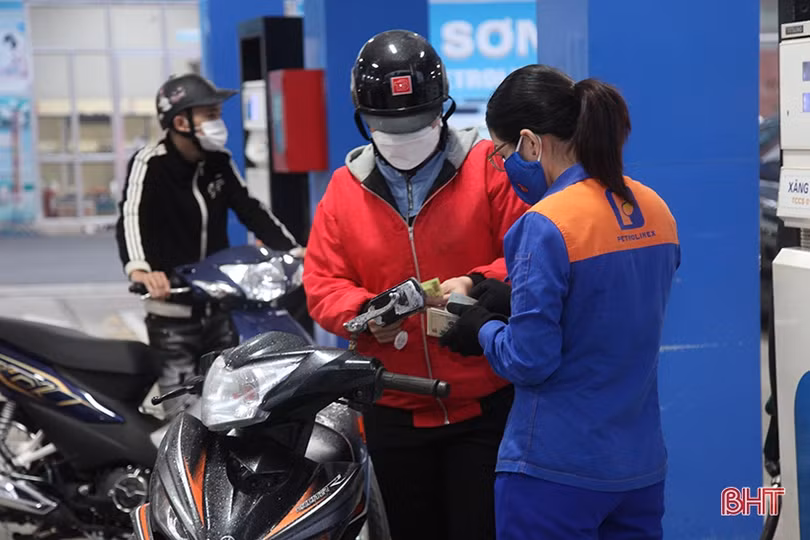 Người dân TP Hà Tĩnh tranh thủ đi đổ xăng trước thông tin xăng tăng giá