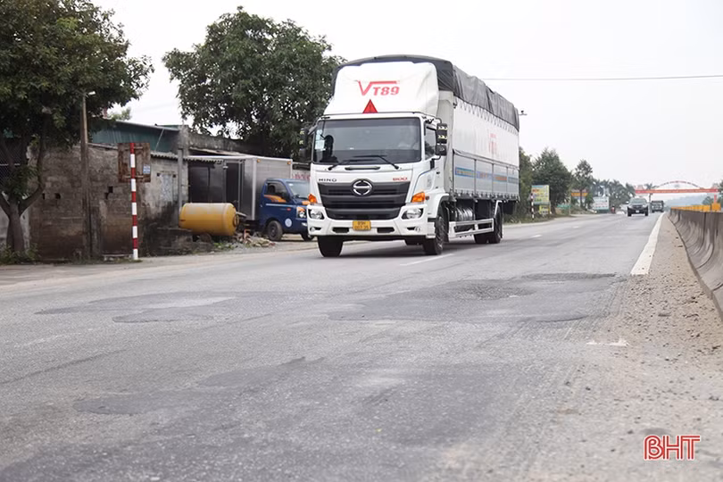 Đầu tư hơn 1,3 tỷ đồng sơn kẻ vạch, bổ sung biển báo các tuyến đường ở TP Hà Tĩnh