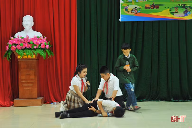 Học sinh Hương Khê thi tài phòng tránh tai nạn bom mìn