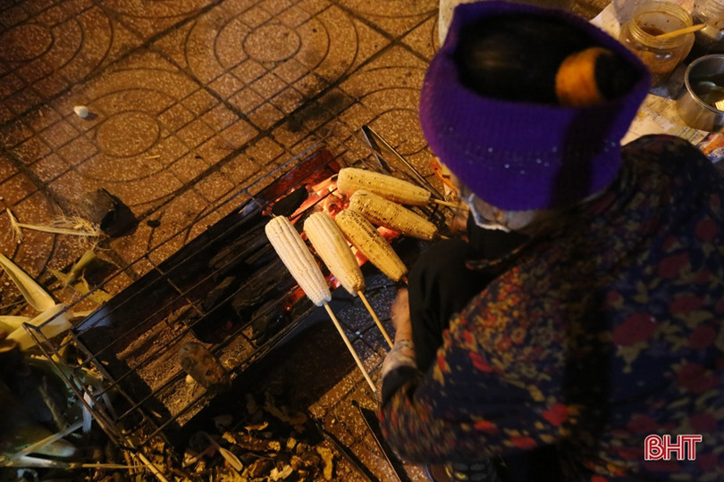 Hấp dẫn ngô, khoai nướng vỉa hè Thành Sen những đêm đầu đông