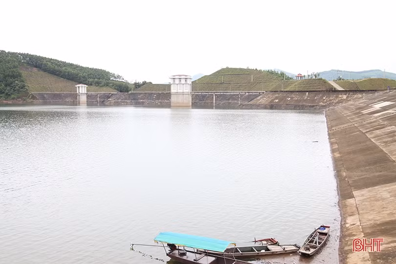 Hồ Kẻ Gỗ xả tràn 150 m<sup>3</sup>/s trước dự báo Hà Tĩnh có mưa lớn