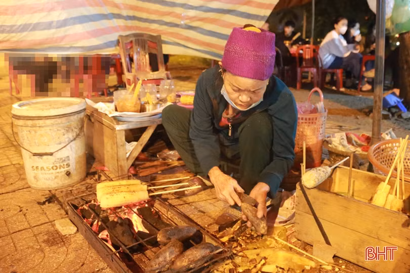 Hấp dẫn ngô, khoai nướng vỉa hè Thành Sen những đêm đầu đông