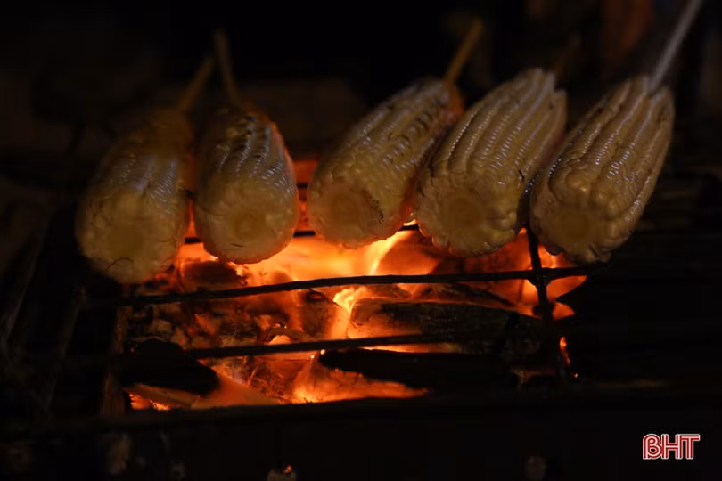 Hấp dẫn ngô, khoai nướng vỉa hè Thành Sen những đêm đầu đông