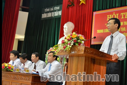 PGS.TS Phạm Ngọc Anh - Phó Viện trưởng Viện Hồ Chí Minh và các lãnh tụ của Đảng (Học viện Chính trị quốc gia Hồ Chí Minh) tham luận tại hội thảo