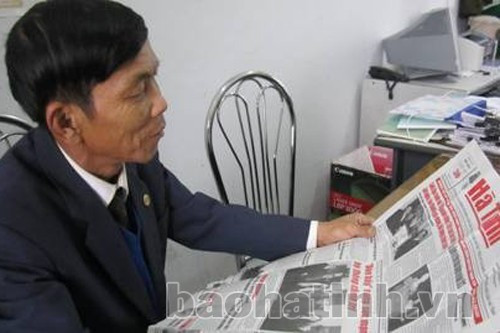 Đọc báo Đảng ở Chi bộ vùng giáo Tân An 1 (Thạch Hạ - TP. Hà Tĩnh