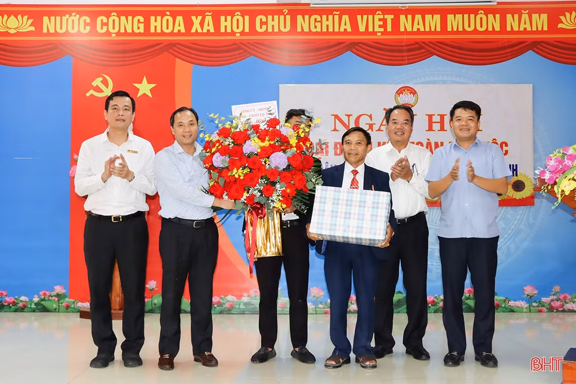 Bí thư Tỉnh ủy chung vui ngày hội đại đoàn kết tại Đức Thọ